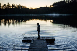 Lek på brygga i sommarnatten