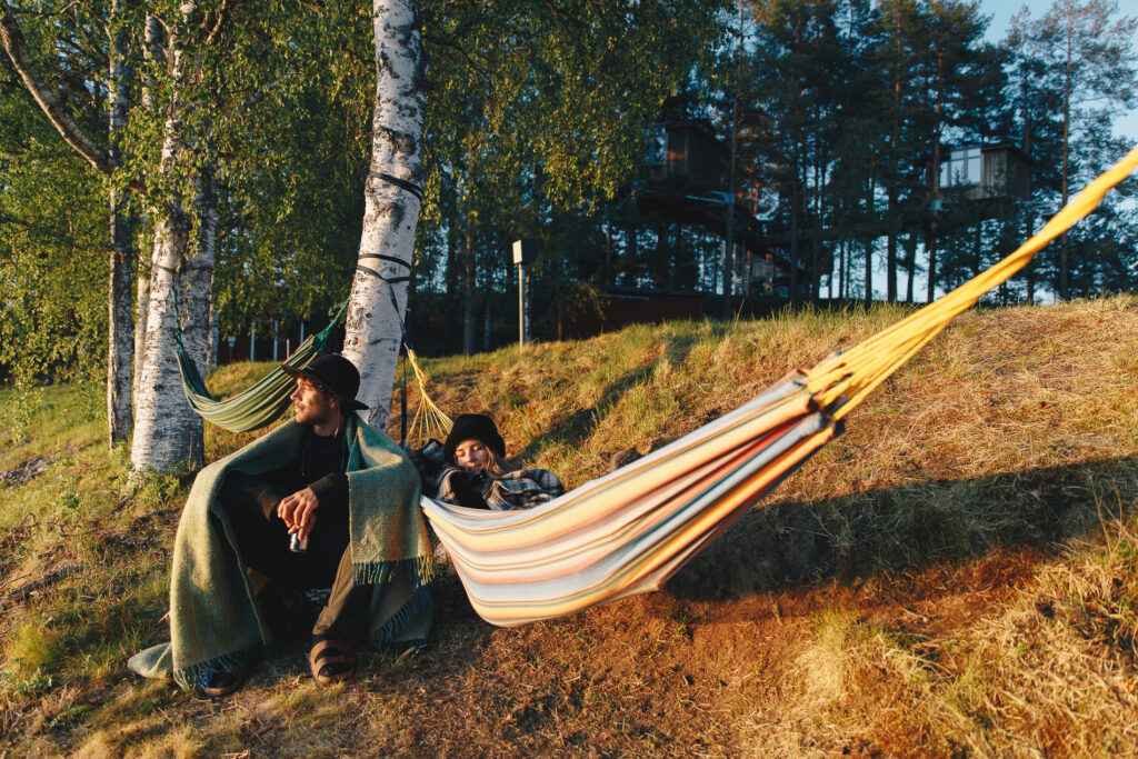 Par som njuter kvällssolen vid stranden