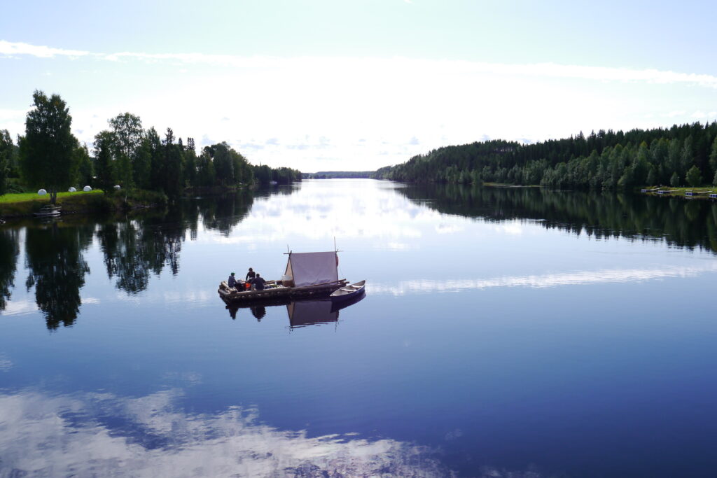 flottfärd på stilla vatten solig dag