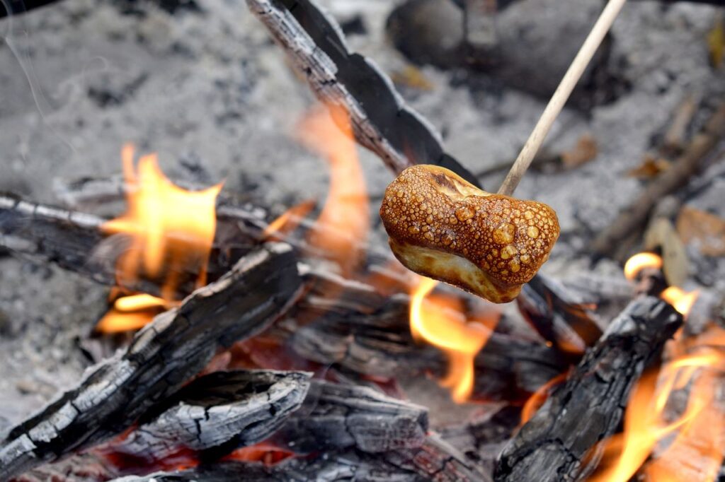 Grilla marshmallow över öppen eld