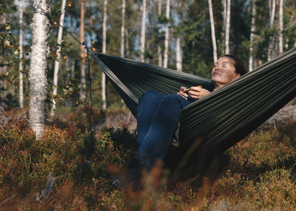 Höst hängmatta i skog