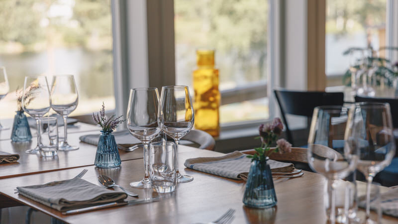 Ett dukat bord i Granö Beckasins restaurang.