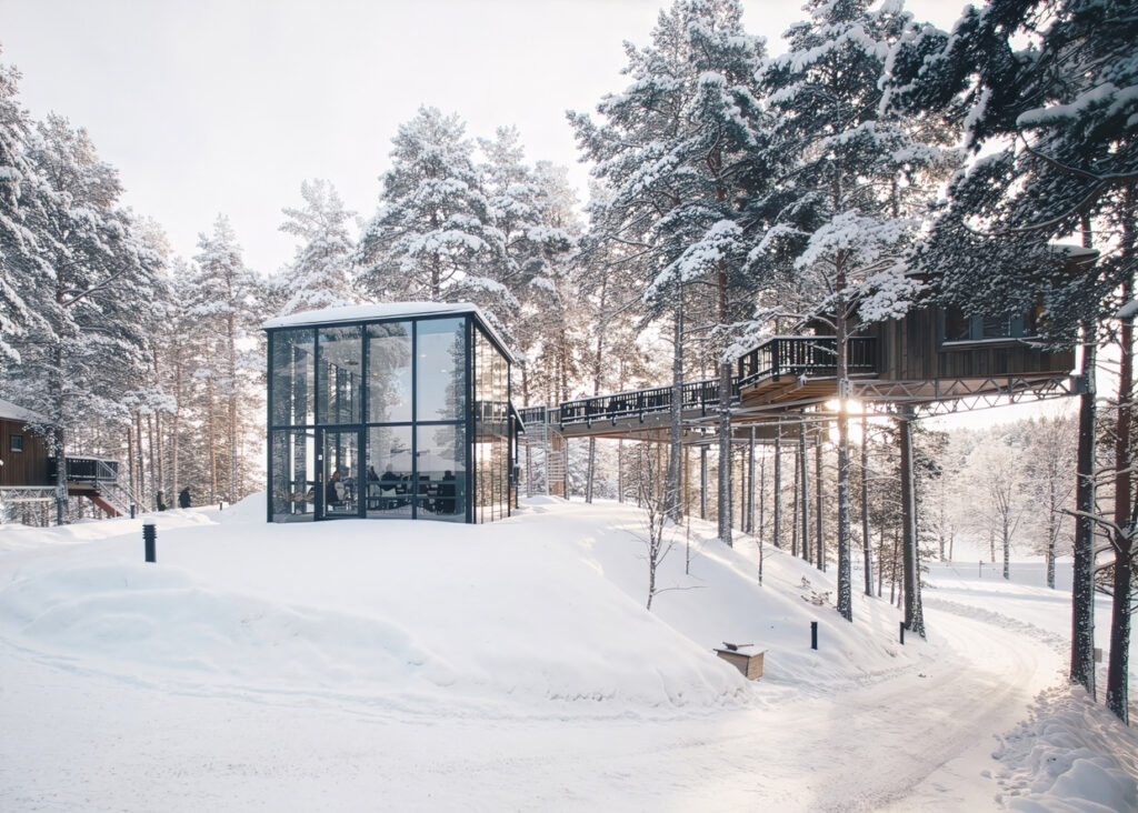 Möteslokalen Glashuset på Granö Beckasin i vinterskrud