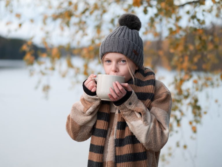 Flicka som dricker varmchoklad