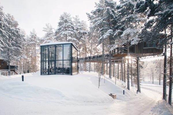 Möteslokalen Glashuset på Granö Beckasin i vinterskrud