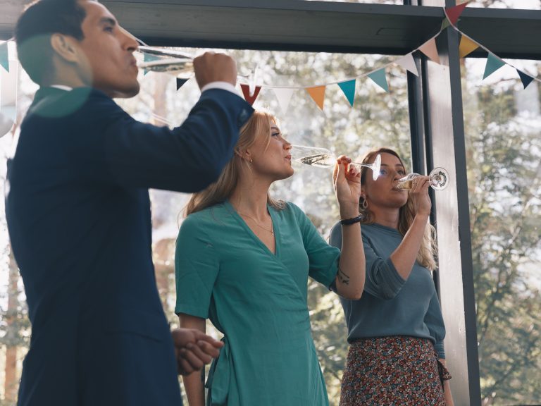 tre personer skålar