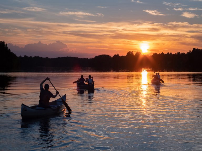 Kanottur i midnattsolen